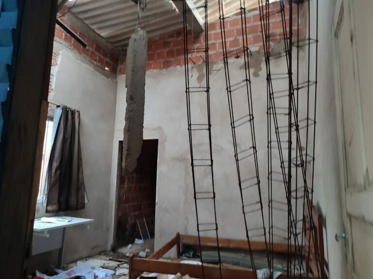 Chuva forte provoca desmoronamento de laje  e mulher fica ferida; FOTOS