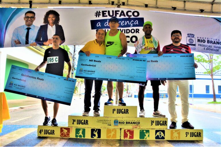 Prefeitura encerra Dia do Servidor com corrida e homenagem a servidores antigos