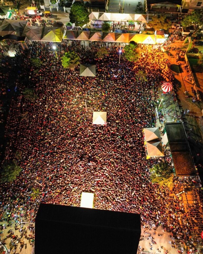Amado Batista leva multidão em show no Festival do Abacaxi em Tarauacá; veja imagens