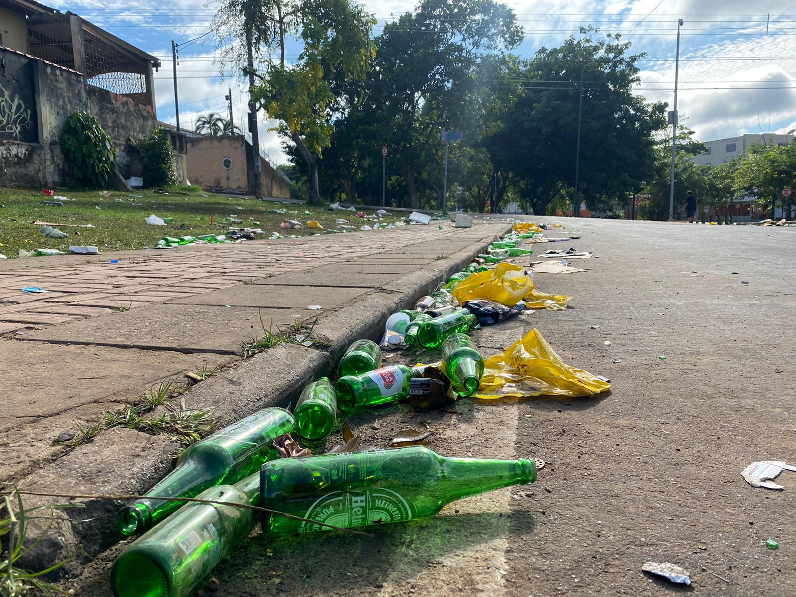 Ruas de Rio Branco amanhecem cheias de lixo após comemoração de torcedores do Flamengo; FOTOS