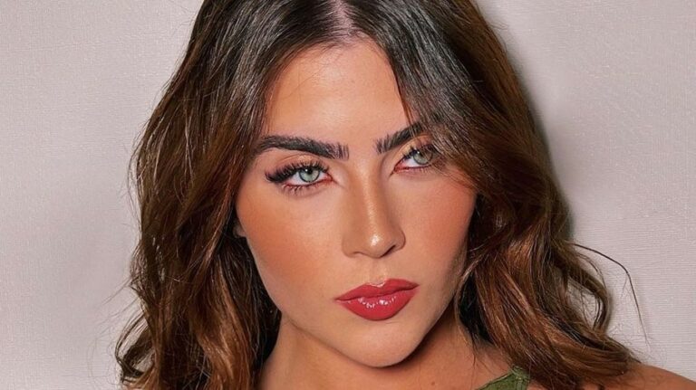 De biquíni branco, Jade Picon toma chuveirada e esbanja beleza