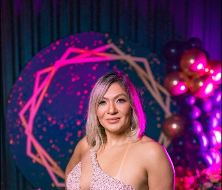 Com look sexy, jornalista Kelly Kley faz festão de aniversário em Rio Branco; veja fotos