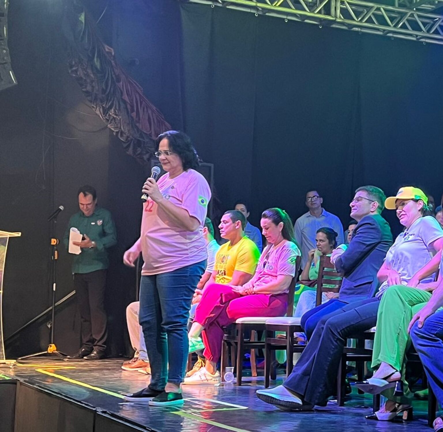 No Acre, Damares manda recado a Lula e diz que Bolsonaro é o melhor para mulheres