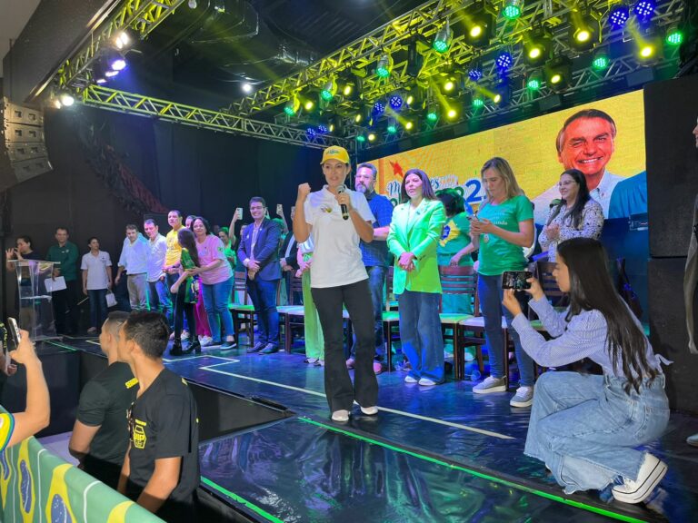 Michelle: “Bolsonaro dá a vida pela nação e mostra que se não roubar, dá pra fazer”