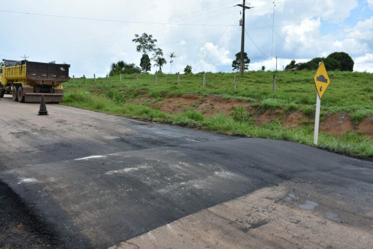 Deracre executa implantação de lombadas nos km 35 e 36 da AC-90