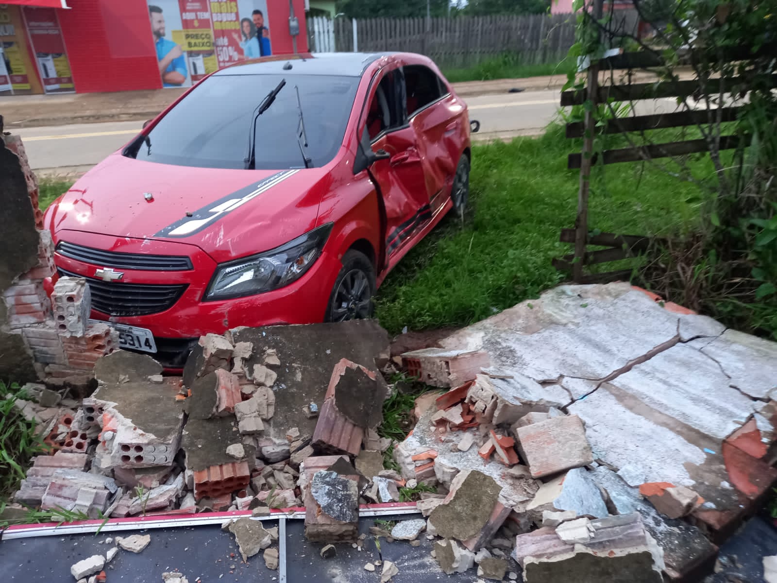 Acidente grave entre carro e motocicleta deixa vítima fatal no interior do Acre
