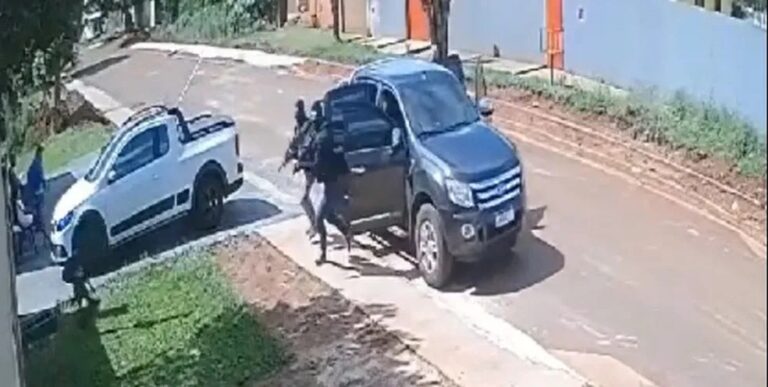 VÍDEO: pistoleiros com fuzis invadem casa e assustam família na fronteira