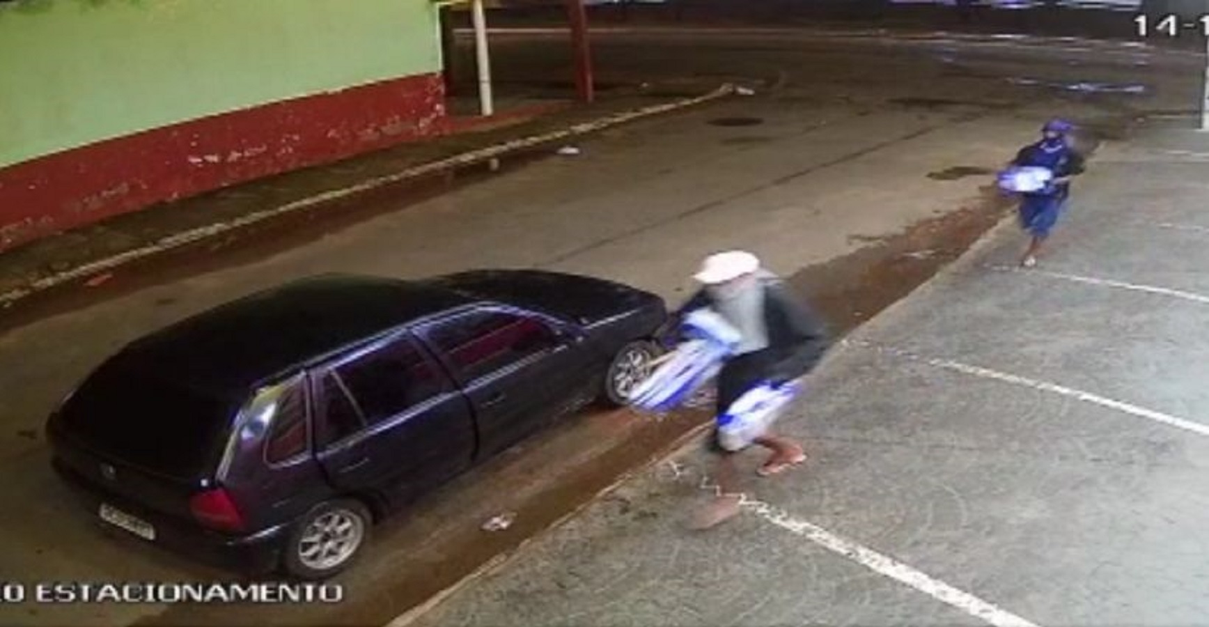 VÍDEO: assaltantes arrombam farmácia no Acre, mas um é preso pela PM