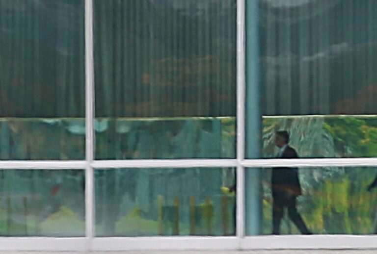 Bolsonaro chega ao Palácio do Planalto e permanece em silêncio sobre vitória de Lula nas eleições