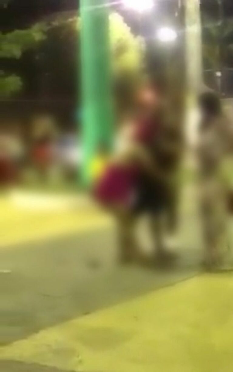 Briga entre casal termina com nudez e pancadaria em praça do interior do Acre; veja vídeo