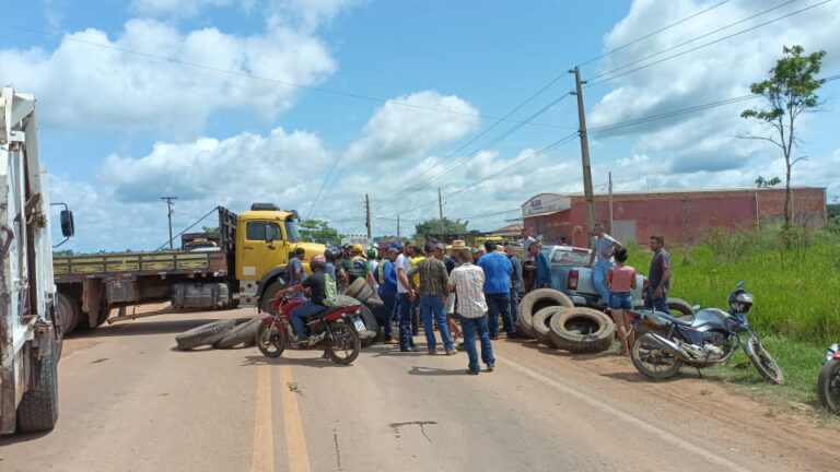 Caminhoneiros que fecharam BR no Acre pedem “intervenção militar” por derrota de Bolsonaro