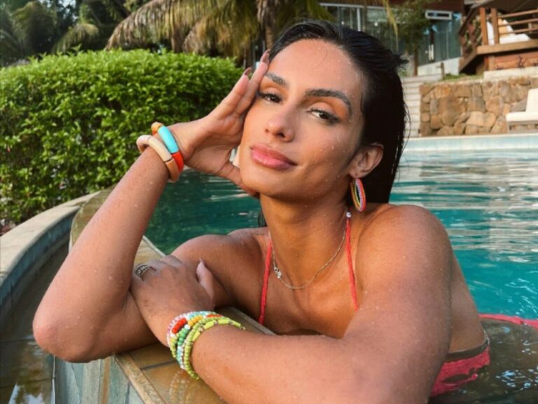 Nua, Carol Ramiro surge plena em praia deserta: “Sensação de liberdade”