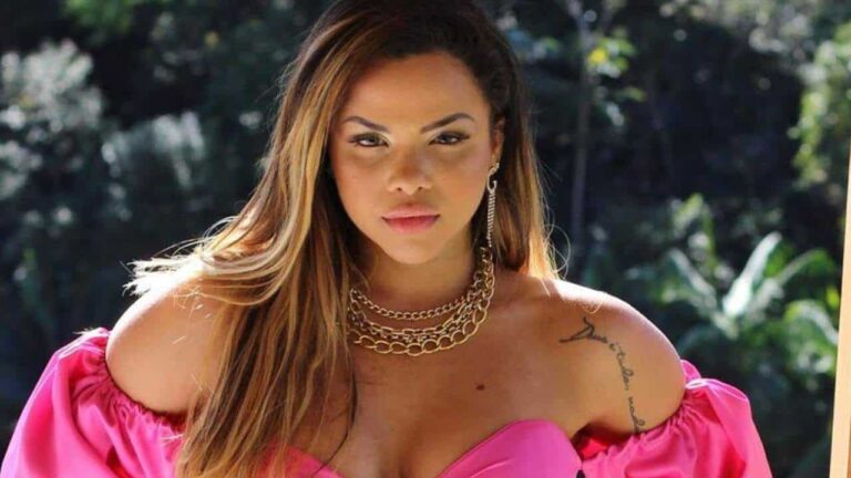 Gabily aponta a câmera pro sutiã transparente e mostra o que esconde por baixo