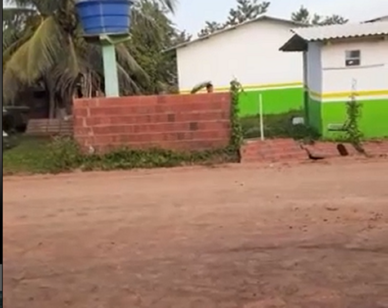 VÍDEO: trabalhador derruba muro de escola após meses sem pagamento no interior do Acre