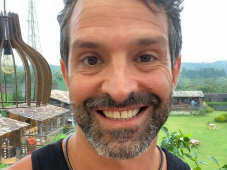 Iran Malfitano deixa a toalha cair e fica pelado em A Fazenda 14; assista