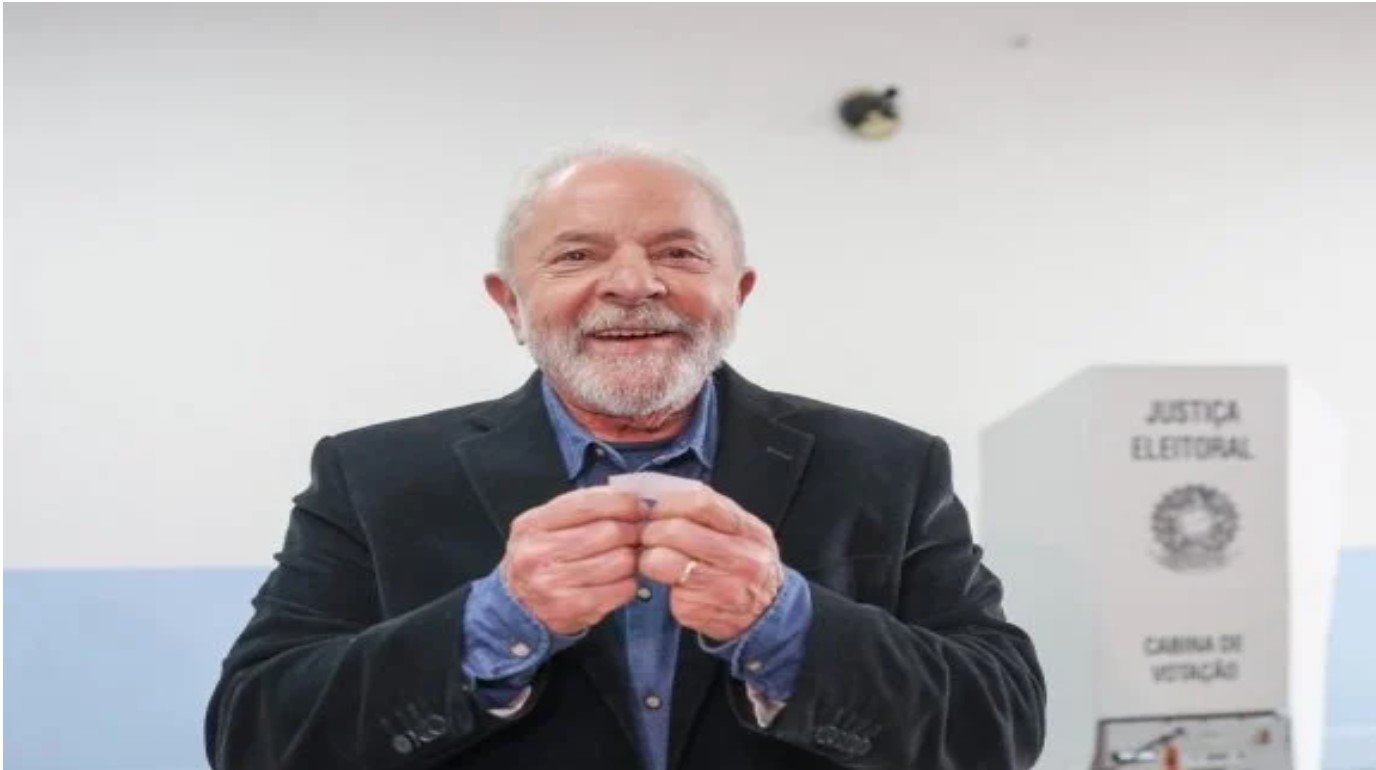 Lula chega a hotel em SP para acompanhar apuração com filhos e aliados