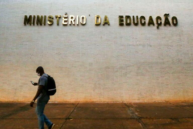 Além de Tebet, outros dois nomes são cotados para assumir o Ministério da Educação (MEC)