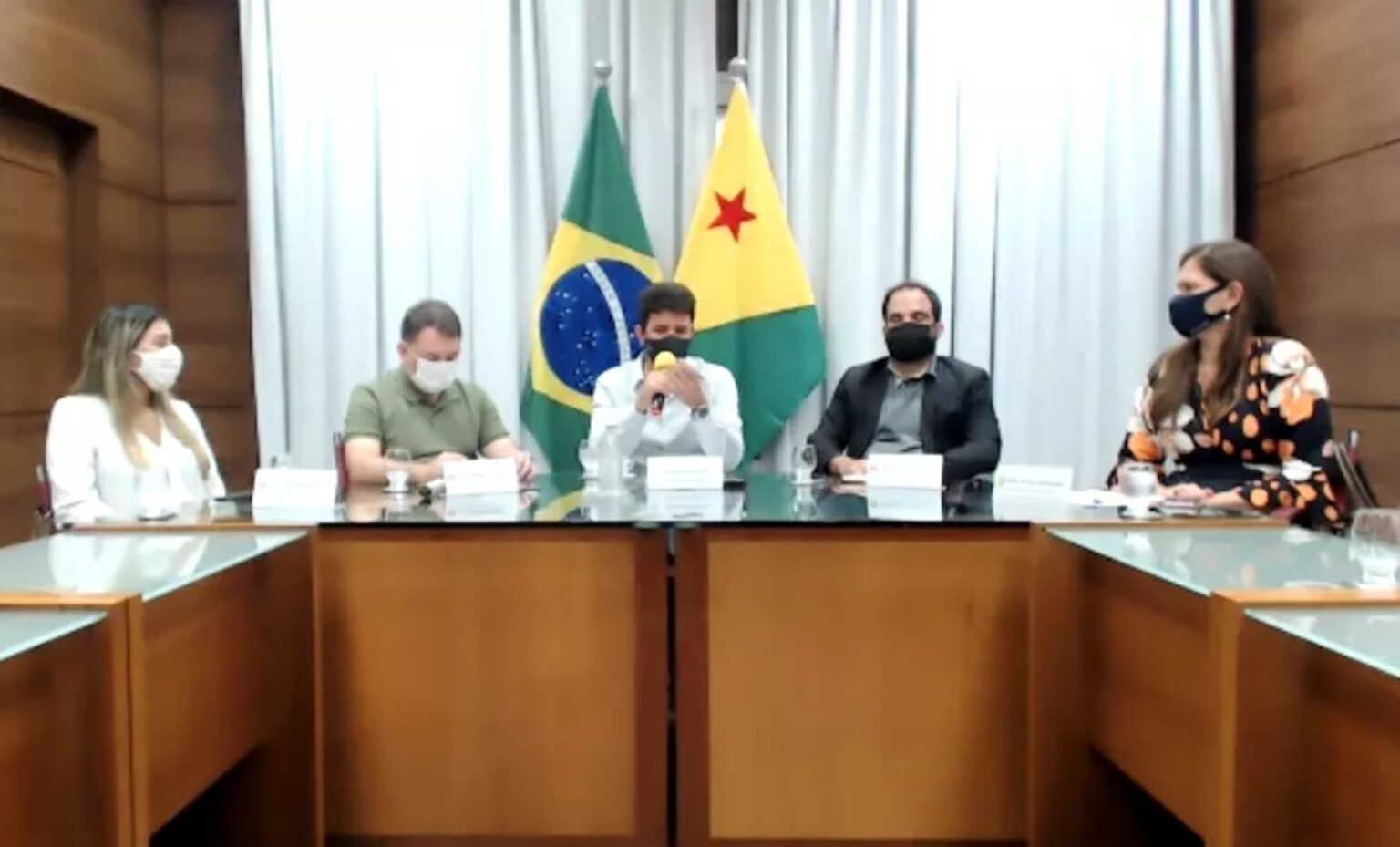 Gladson baixa decreto, encerra comitê da Covid no Acre e condecora profissionais