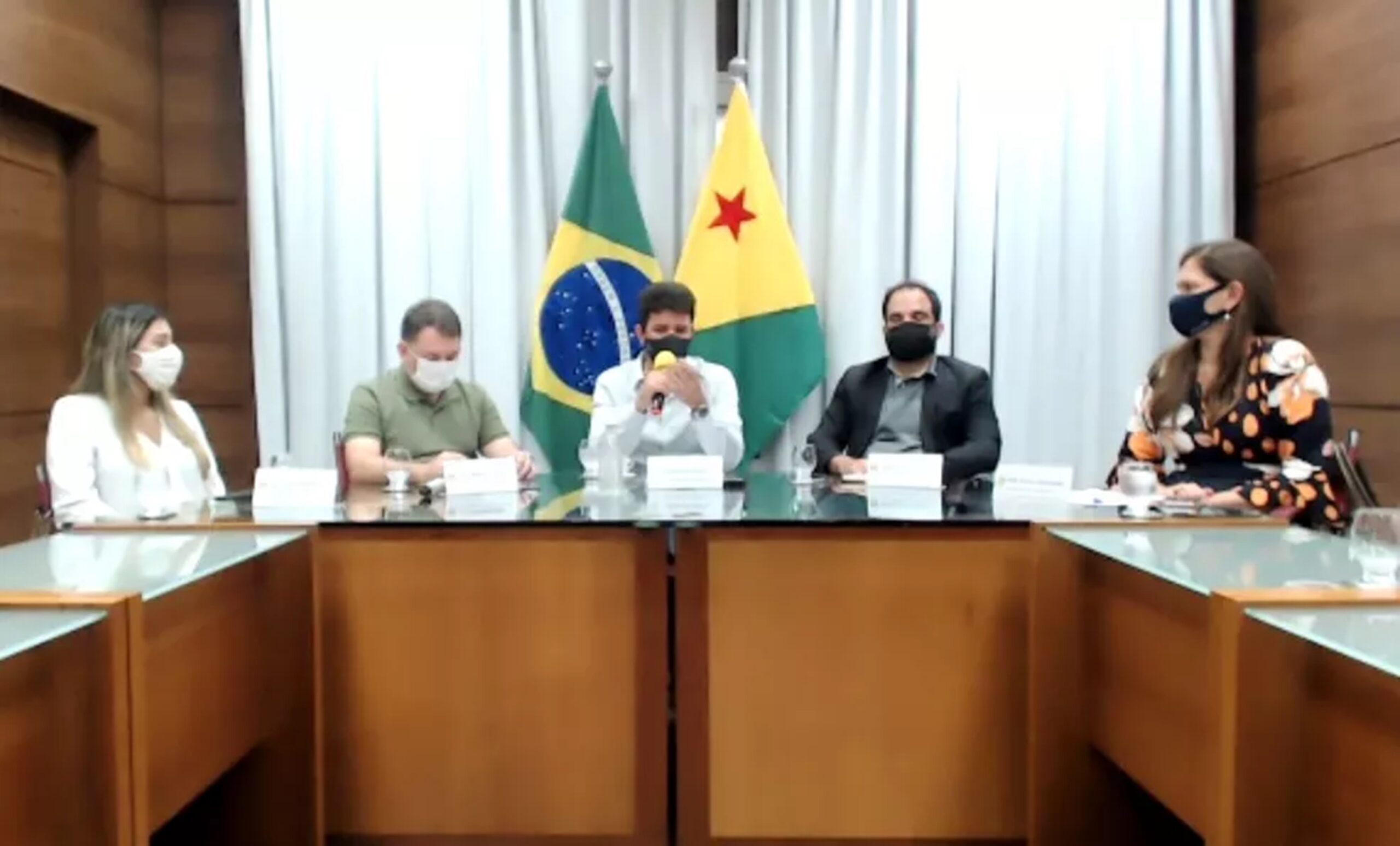 Gladson baixa decreto, encerra comitê da Covid no Acre e condecora profissionais