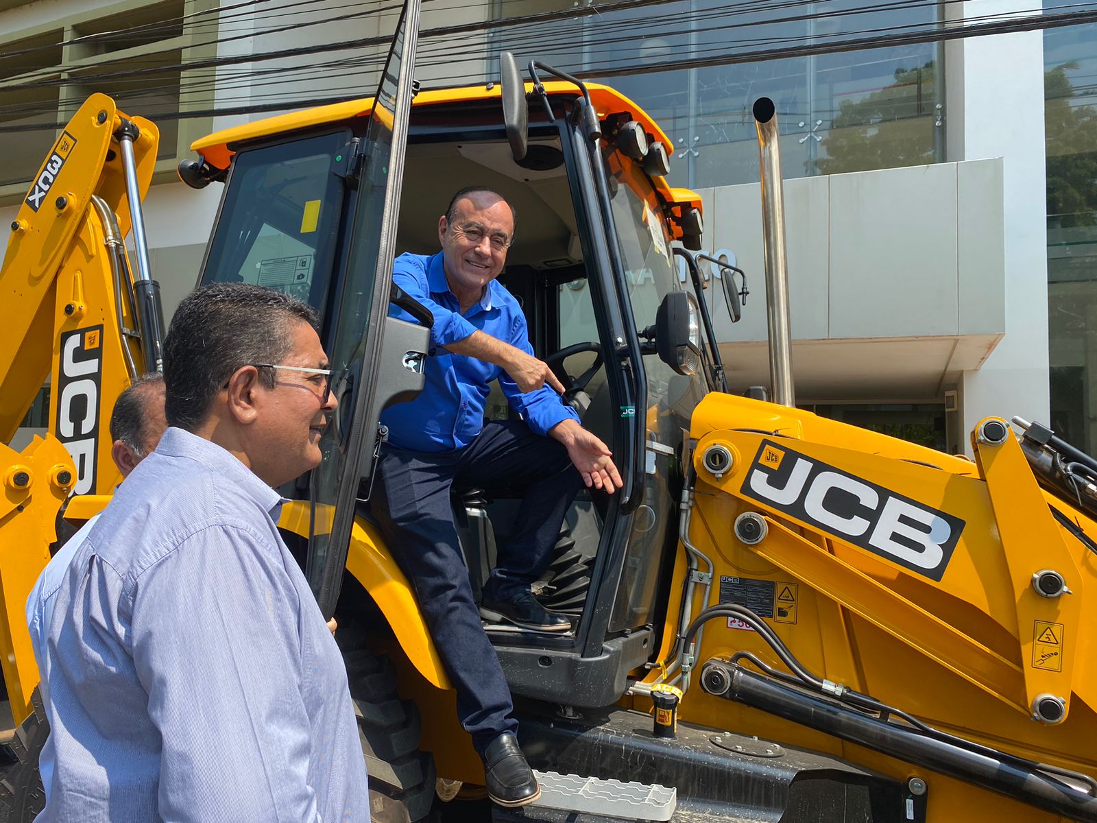 Bocalom entrega novo maquinário para a Emurb: “Trabalho será de inverno a verão”