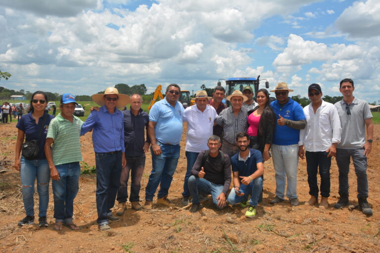 Bocalom realiza primeira entrega de calcário aos agricultores do município