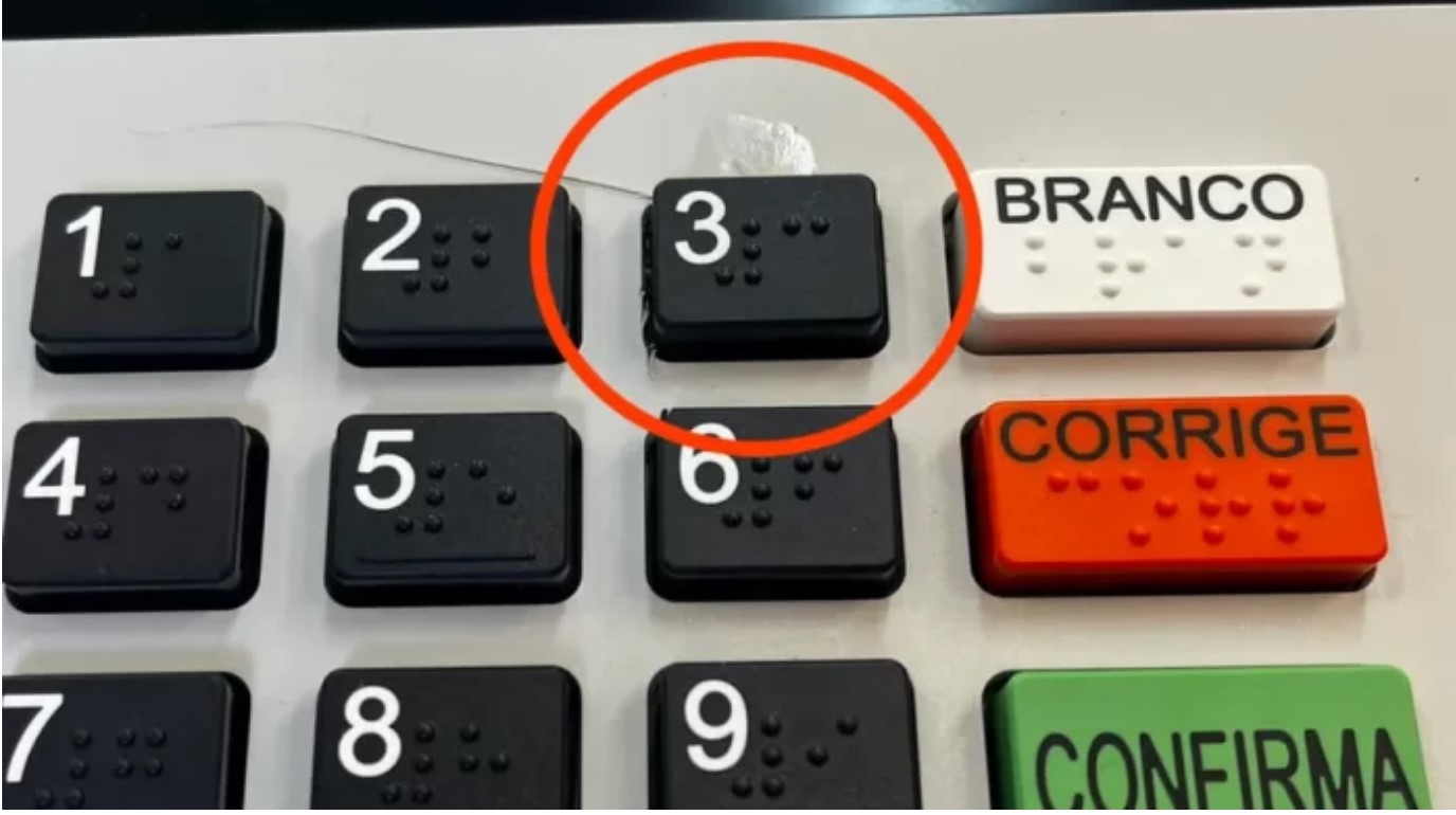Eleitor cola teclas de números 1 e 3 para impedir votos em Lula