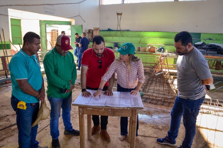 Fernanda Hassem vistoria obra de ginásio poliesportivo em Brasileia