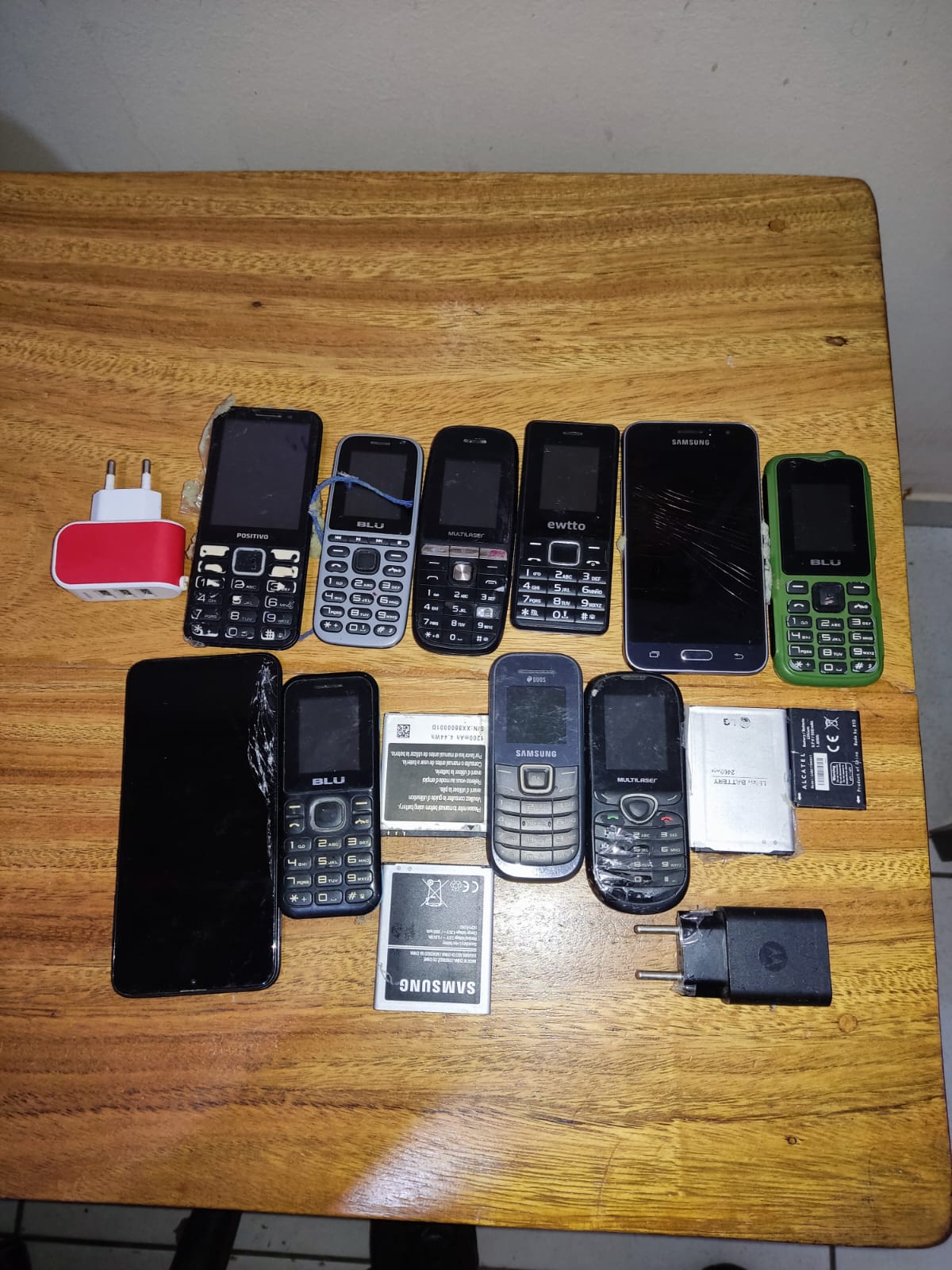 Dez aparelhos celulares são lançados dentro de presídio no interior do Acre