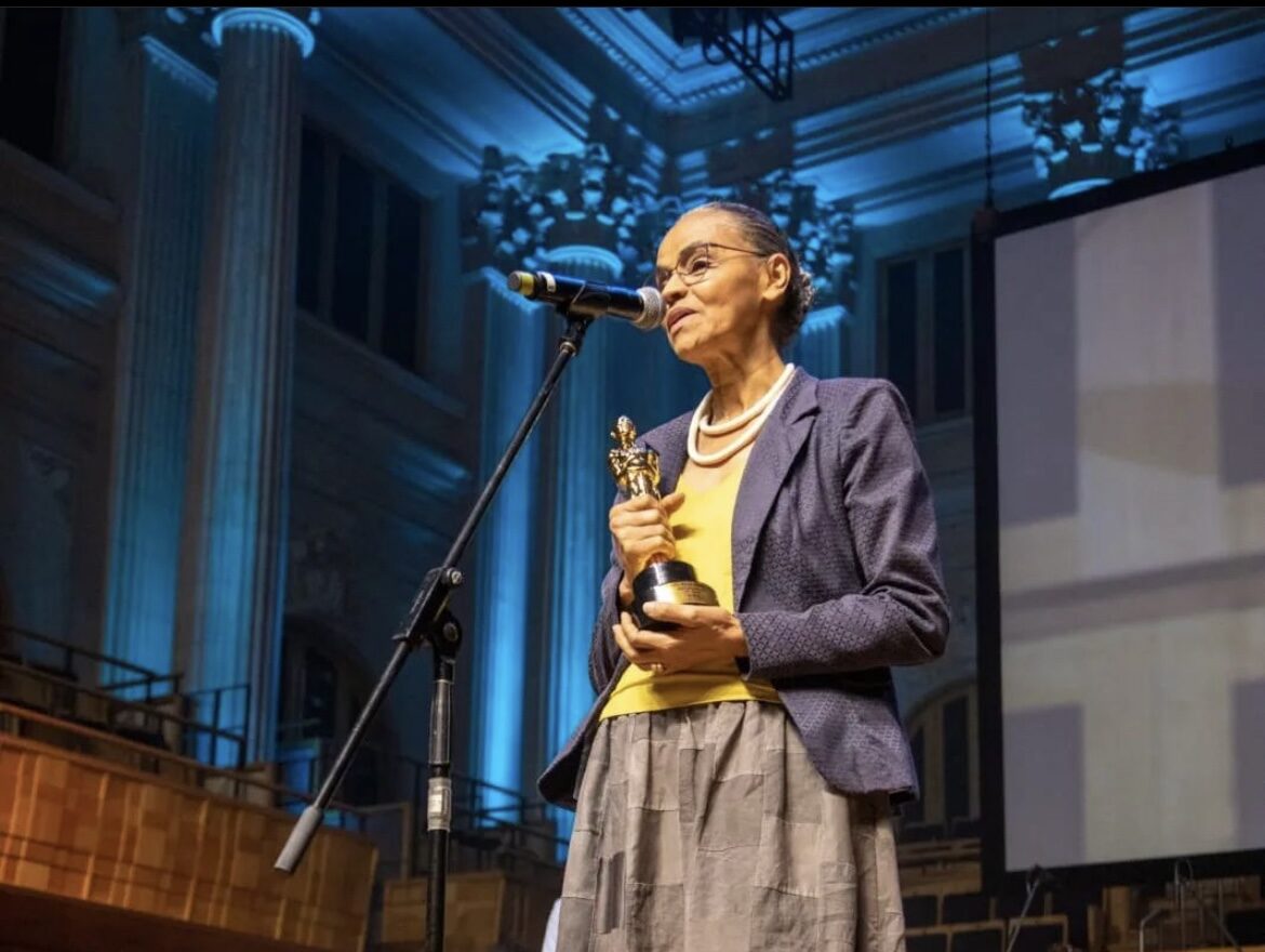 Acreana Marina Silva recebe Troféu Raça Negra por seu papel de combate ao racismo