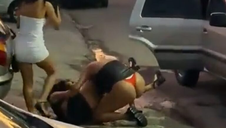 Vídeo mostra duas mulheres brigando na saída de boate por ciúmes de marido; assista