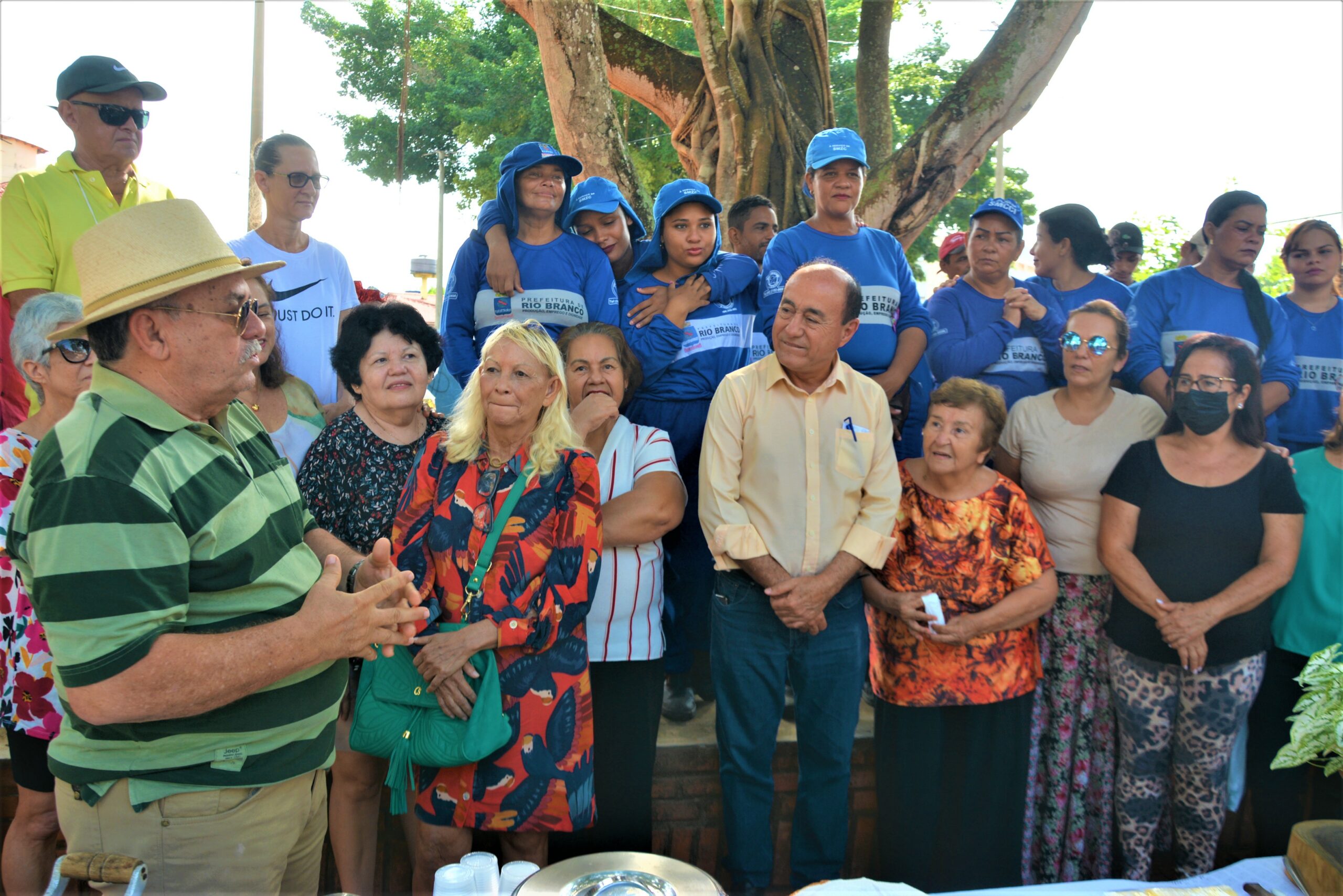 Em agradecimento, moradores do Tropical oferecem café da manhã aos garis e margaridas