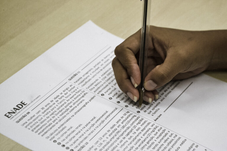 No Acre, alunos de faculdade realizam prova do Enade 2022 neste domingo