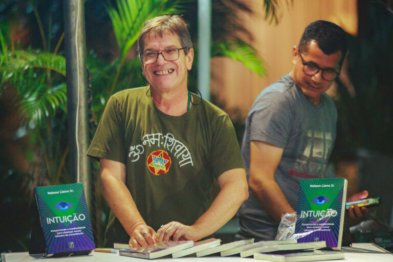 Moisés Alencastro traz os cliques da noite de autógrafo do novo livro de Nelson Liano