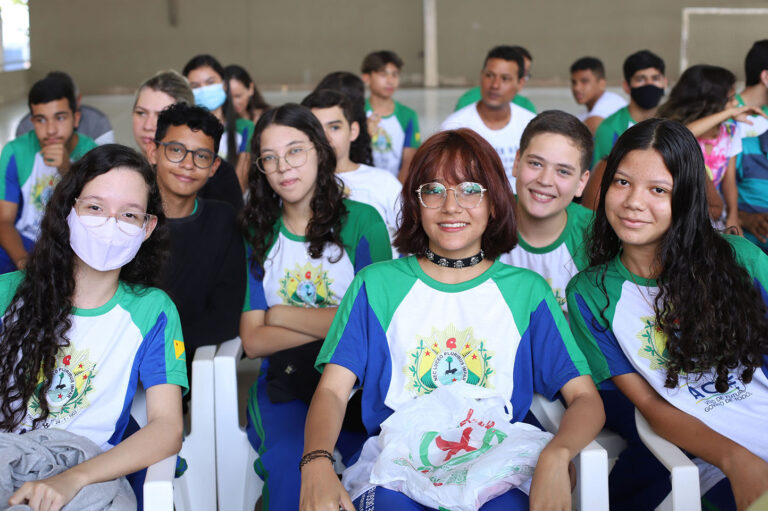 Educação do Estado realiza entrega de óculos na Escola Diogo Feijó em Rio Branco