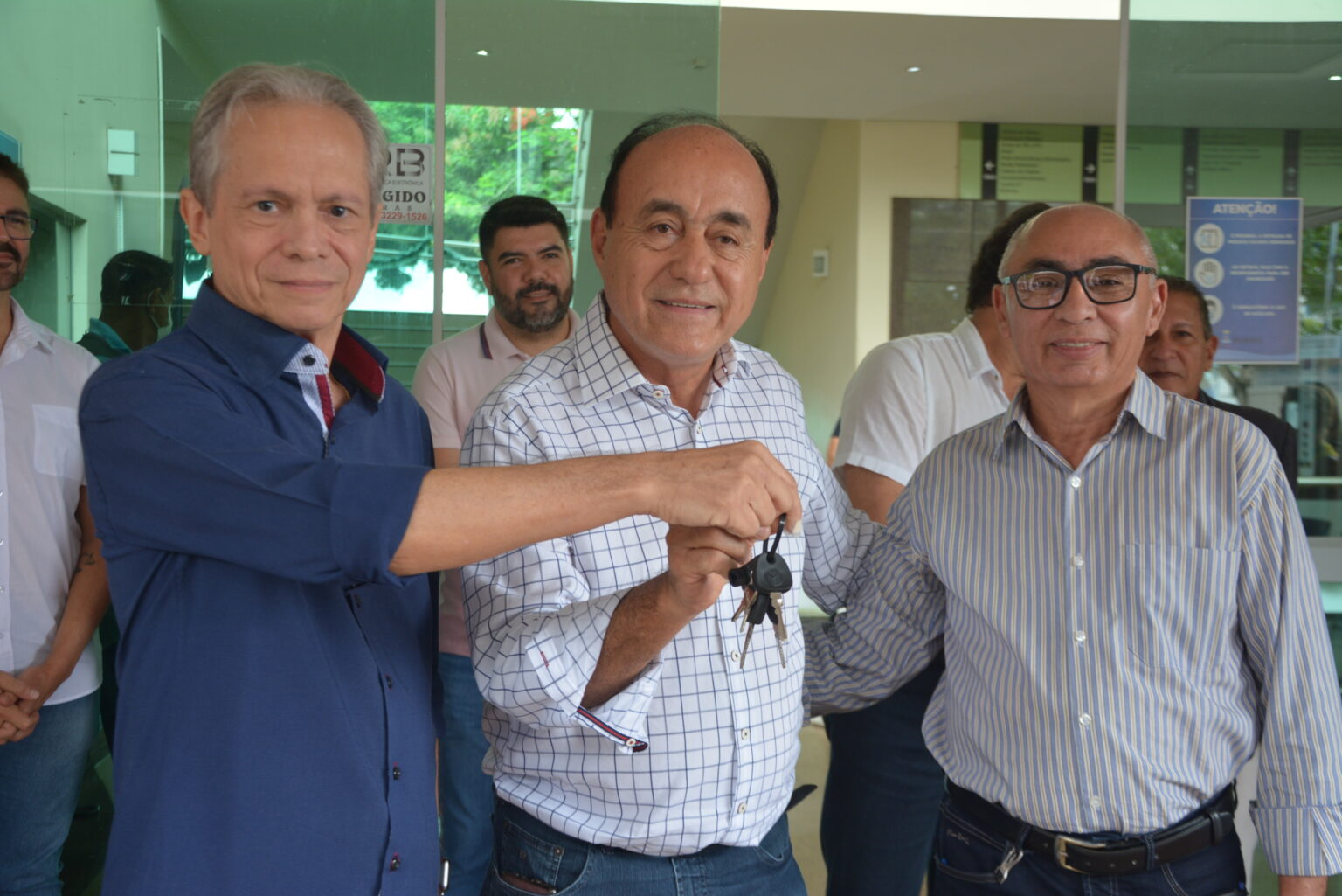 Prefeitura entrega micro-ônibus para Assistência Social e Direitos Humanos