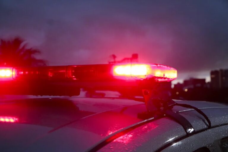 Homem é preso por imobilizar esposa para que vizinho a estuprasse