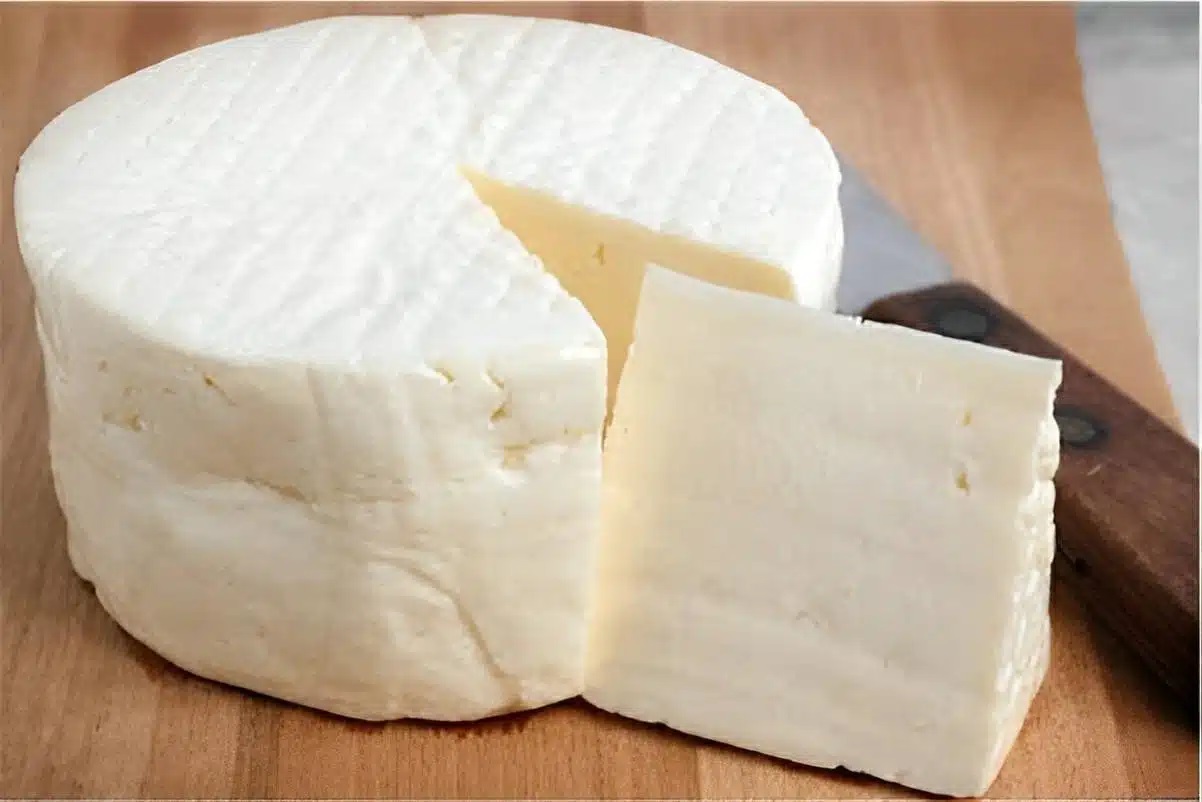 Se você tem leite em casa já pode fazer queijo caseiro muito mais barato e saudável