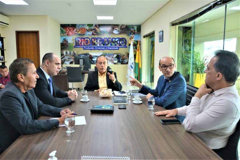 Bocalom recebe juiz e promotor para tratar do Projeto Família Acolhedora