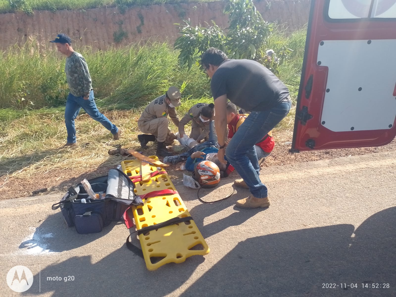 Pai e filha ficam feridos após moto colidir contra taxi no interior do Acre