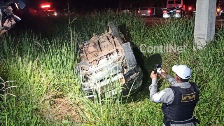 Veículo capota após motorista dormir no volante e colidir contra caminhonete