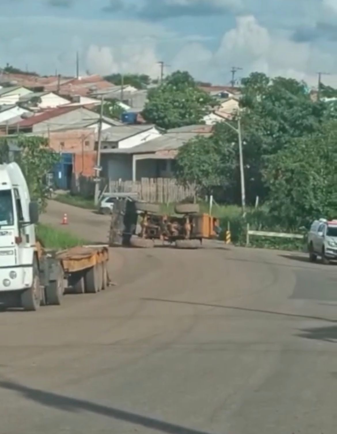 VÍDEO: Trator tomba no bairro Xavier Maia e rua fica interditada