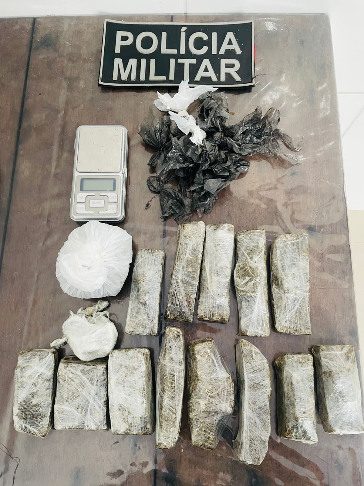 PM fecha ‘boca de fumo’ e casal é preso por tráfico de drogas, no interior do Acre
