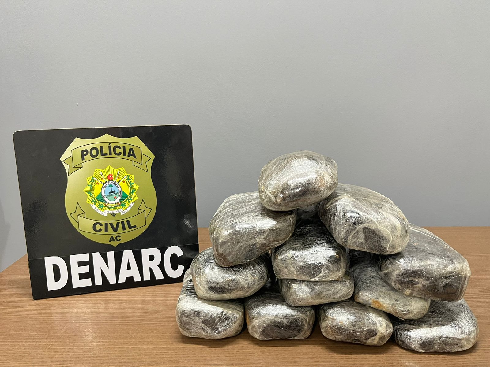Polícia Civil apreende 12kg de cocaína em ônibus que vinha de Cruzeiro do Sul