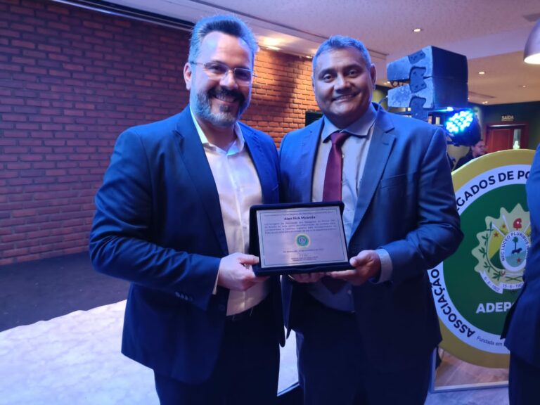 Deputado Alan Rick recebe homenagem dos delegados do Acre