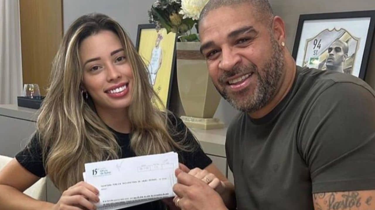 Adriano Imperador e Micaela Mesquita se casam no civil