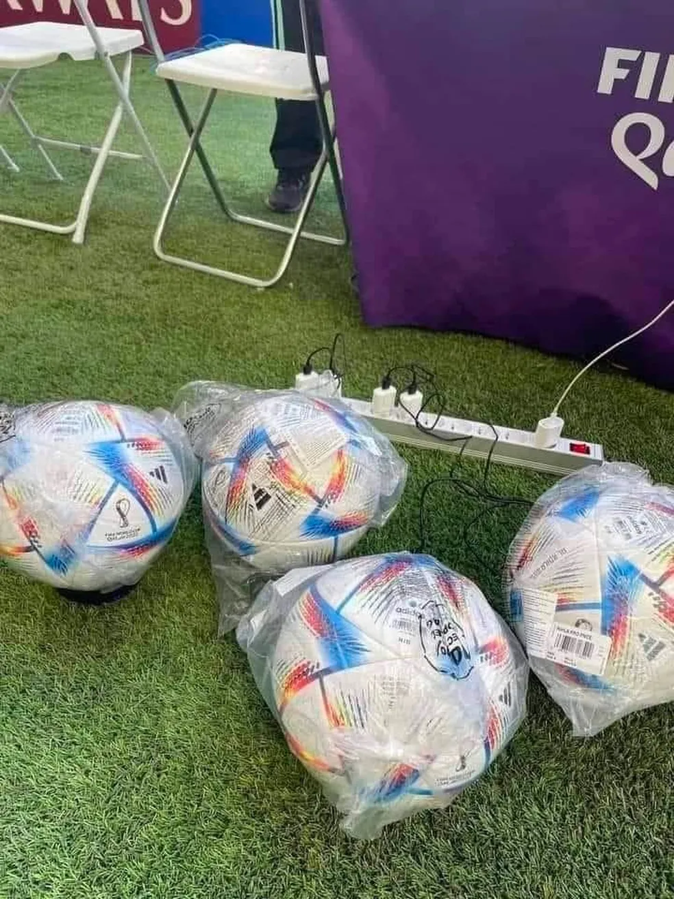 Acabou a bateria da… bola da Copa? Foto da “Al Rihla” carregada na tomada viraliza; entenda