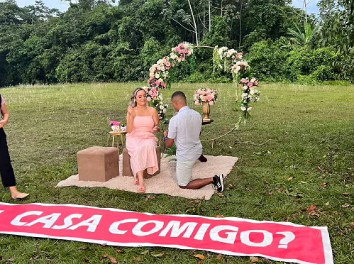 No Acre, jovem voa de parapente e aproveita ocasião para pedir namorada em casamento