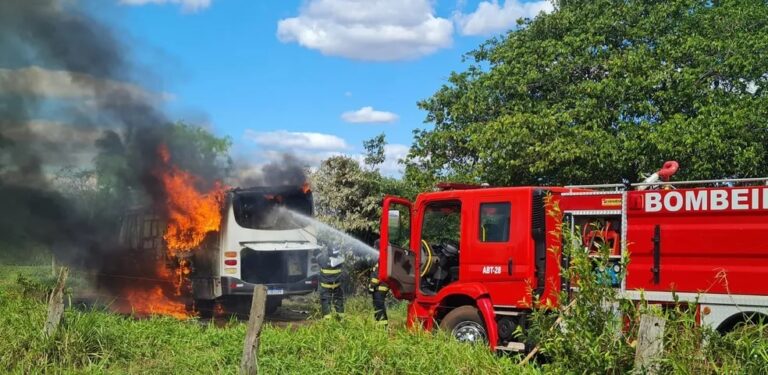 VÍDEO: motorhome pega fogo após turista esquecer peixe cozinhando