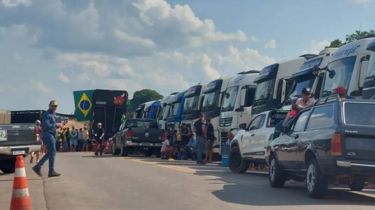 Bolsonaristas que bloqueavam BR-364 são conduzidos pela PRF por diversos crimes