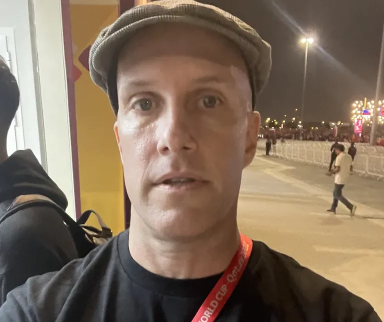 Copa 2022: jornalista relata entrada barrada por camisa com arco-íris